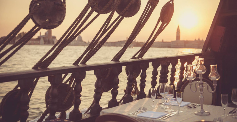 Cena romantica a bordo di un galeone storico veneziano