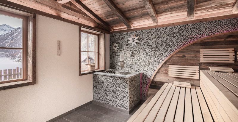 Interno accogliente della sauna nello chalet di montagna