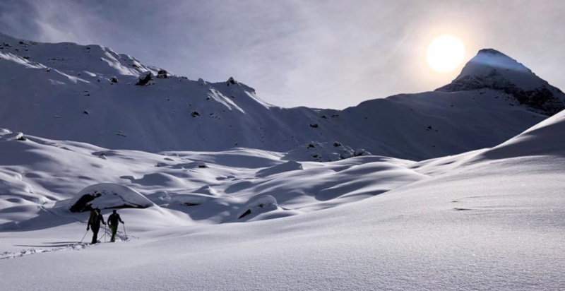 Panorama invernale delle montagne della Valmalenco con ciaspole