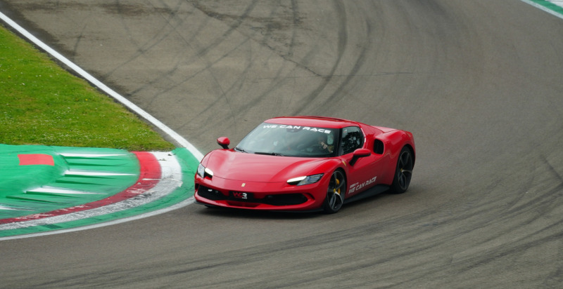 Circuito di Binetto per la guida di una Ferrari 296 GTB