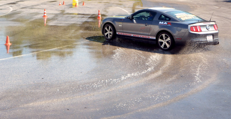 Ford Mustang che gestisce una perdita di aderenza in curva