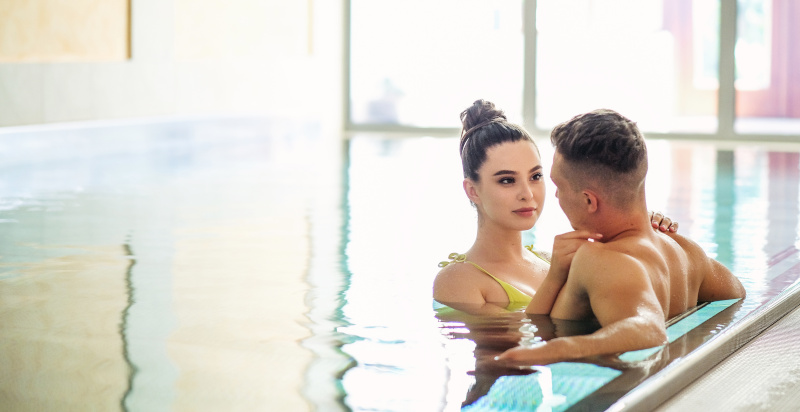 Coppia si rilassa in piscina a Villa Smetana Karlovy Vary 