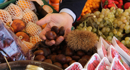 Passeggiata al mercato di Campo de' Fiori per acquistare ingredienti freschi