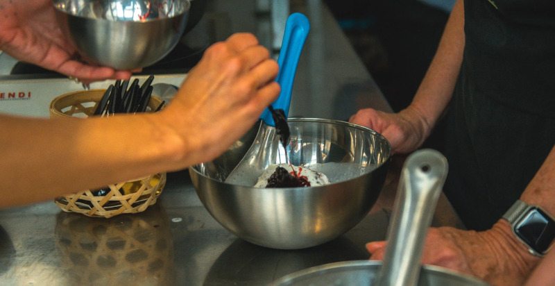 Partecipanti a un corso di gelato artigianale a Roma