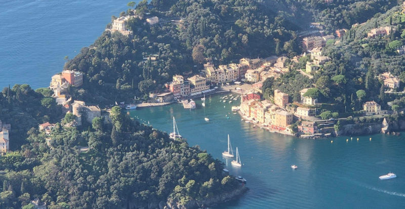 Un'immagine suggestiva della costa ligure con le sue calette e il mare cristallino visti dall'alto