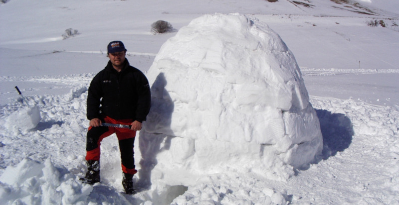 Igloo costruito durante un weekend avventuroso nella natura invernale