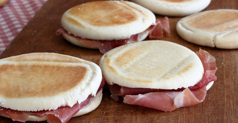 Crescentine modenesi farcite con salumi - Gastronomia di Modena