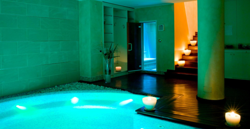 Piscina e area spa al Park Hotel Olimpia di Brallo di Pregola, Pavia