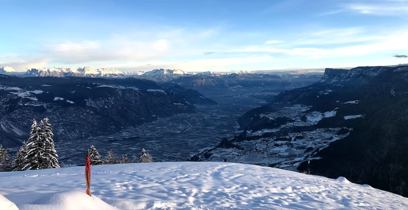 Decollo invernale con il parapendio sul Monte San Vigilio presso Merano