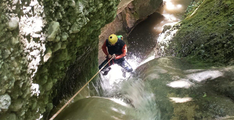 Discesa in corda doppia nella forra del Fosso della Mola canyoning
