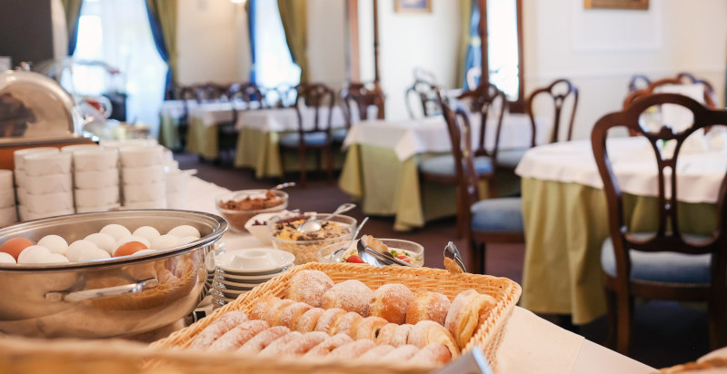 Scelta di dolci e uova per colazione Villa Smetana