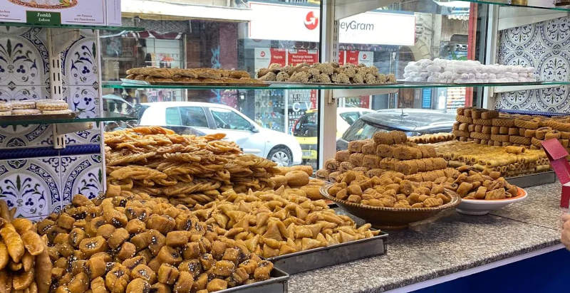 Vetrina con dolci tipici di Marsiglia
