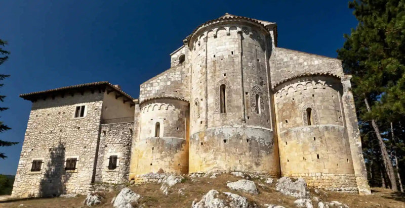 Chiesa storica di Navelli con architettura medievale