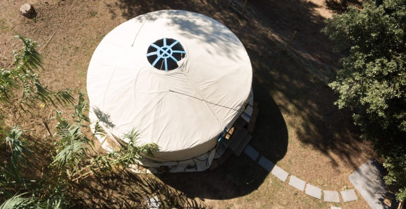 Yurta tradizionale mongola immersa nella natura toscana