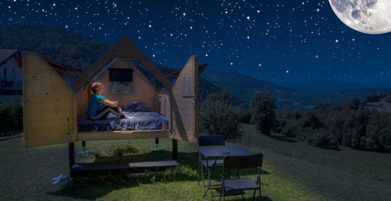 Interno della StarsBOX del Rifugio Pranolz con tetto aperto sotto il cielo stellato delle Dolomiti