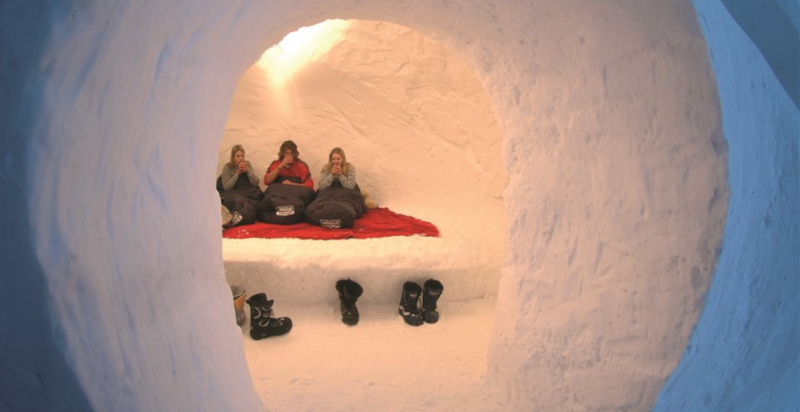 Interno igloo a Davos con letto su base di ghiaccio