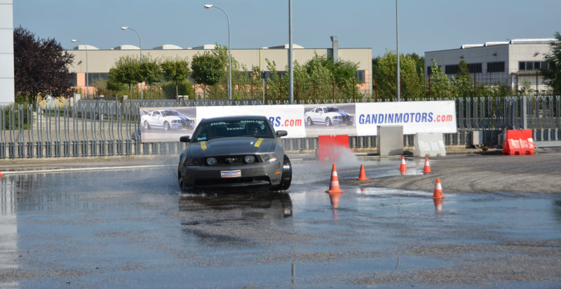 Ford Mustang 4.6 V8 in derapata controllata su asfalto bagnato