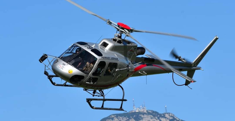 Elicottero in volo sopra le montagne trentine