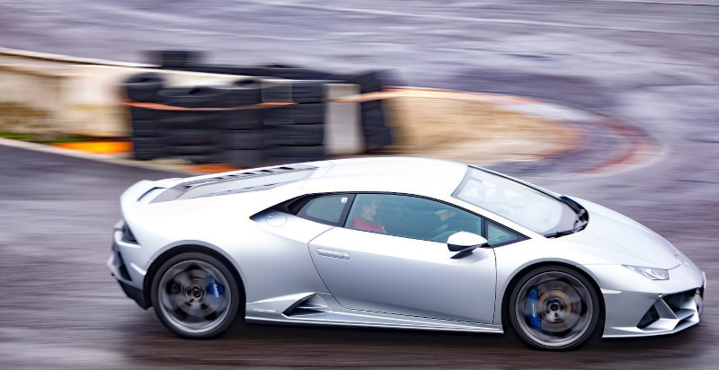 Bambini che vivono l’emozione di un giro in Lamborghini su pista con pilota esperto