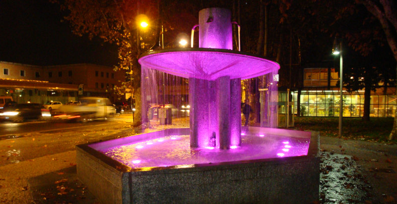 Fontana illuminata di notte ad Alessandria