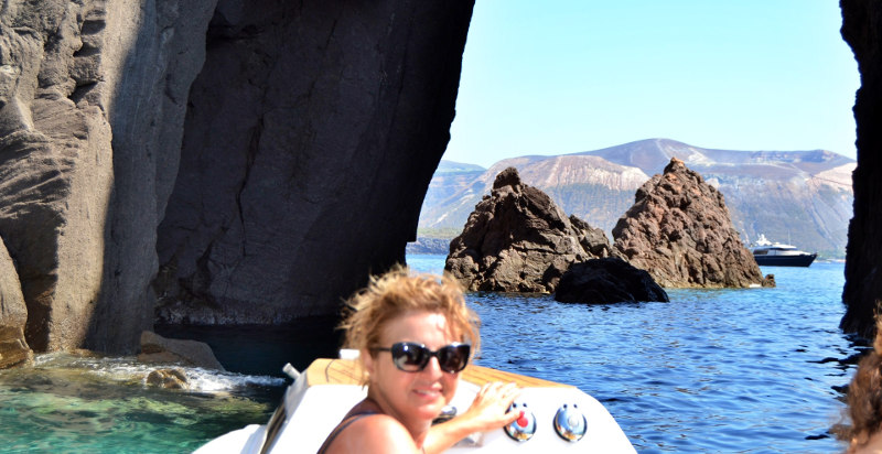Esperienza in gommone alle Isole Eolie per piccoli gruppi privati