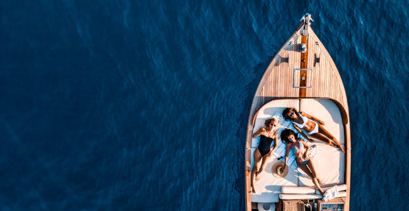 Turisti a bordo della Green Boat in escursione lungo la costa ligure