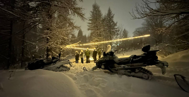 Gruppo di turisti in motoslitta nelle Alpi Piemontesi