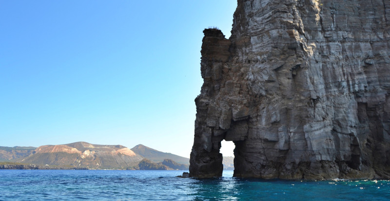 Esplorazione delle Isole Eolie in gommone con partenza da Capo d’Orlando