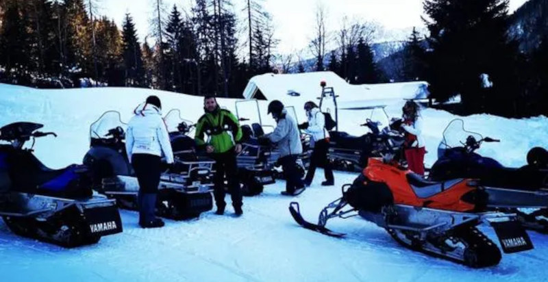 Escursione in motoslitta guidata su paesaggi innevati