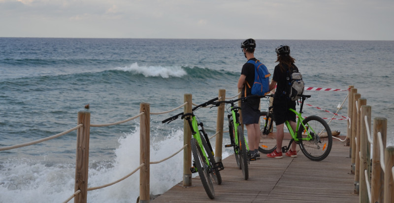 Riva del mare dopo un'escursione in mountain bike