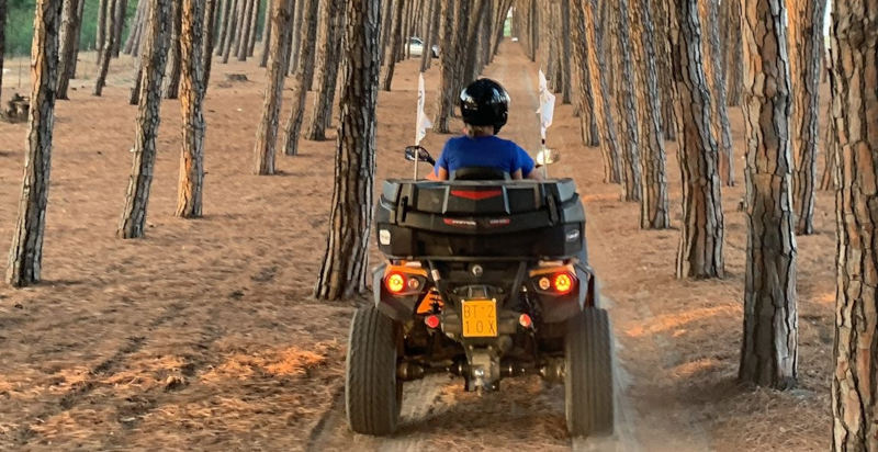 Rider in quad attraversa sentieri immersi nella natura calabrese