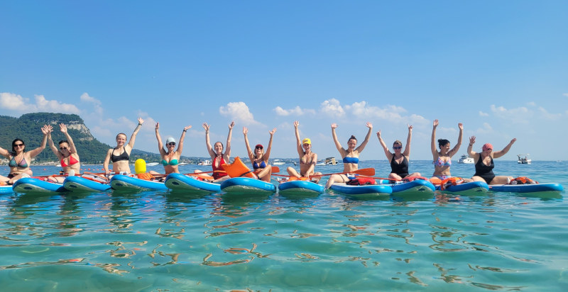 Partecipanti entusiasti dopo un'escursione SUP sul Garda
