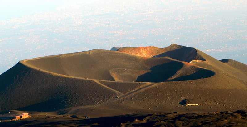 Escursione sull'Etna fino al cratere e grotte laviche