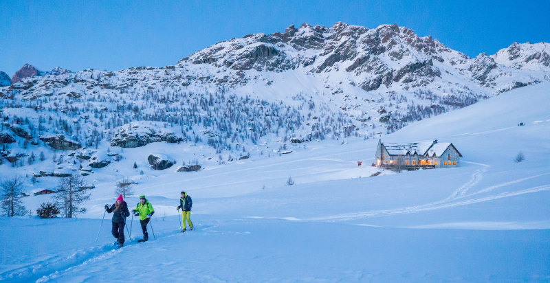Valli innevate della Valmalenco in una giornata di trekking con ciaspole