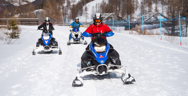 motoslitta in azione sulle piste del comprensorio Vialattea
