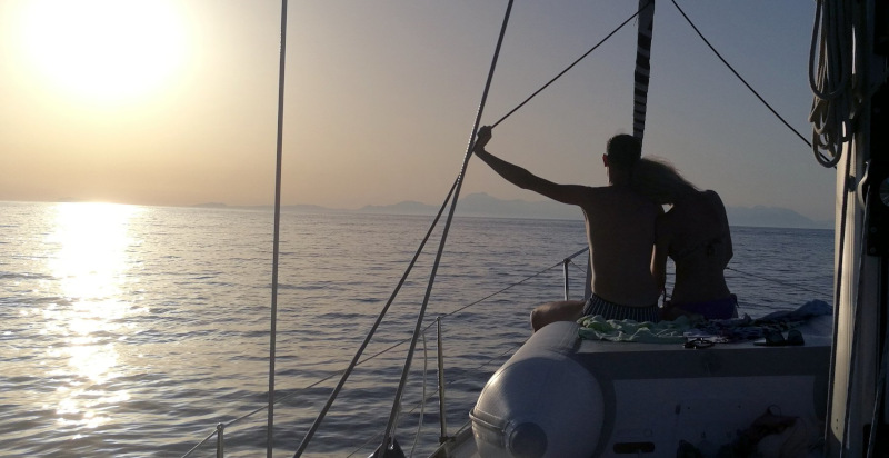 Tramonto romantico visto dalla barca a vela in Cilento