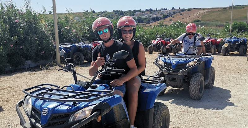 Partecipanti sorridenti all'escursione in quad con partenza da Sciacca