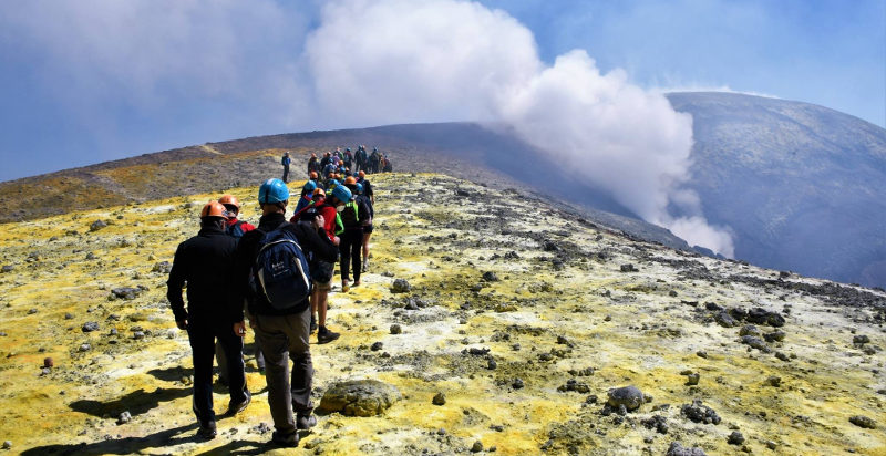 Gruppo di escursionisti sull'Etna in Sicilia
