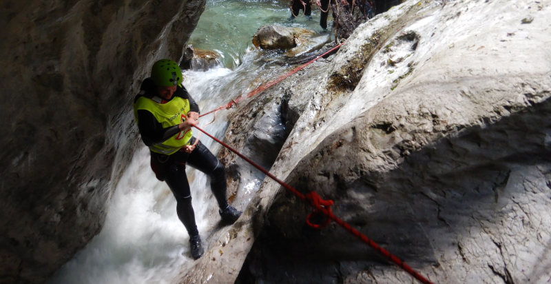 Calate con corda durante il canyoning nel torrente Palvico