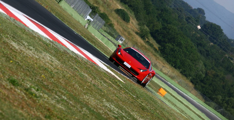 Ferrari rossa affronta una curva su una pista vicino a Milano