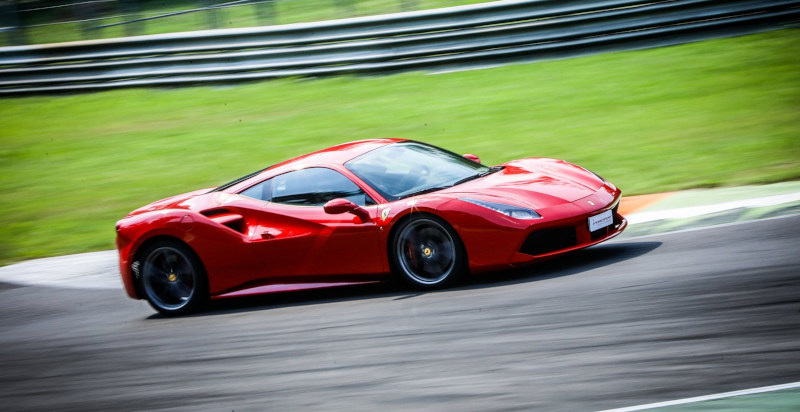 Esperienza di guida in pista con Ferrari 488 a Monza