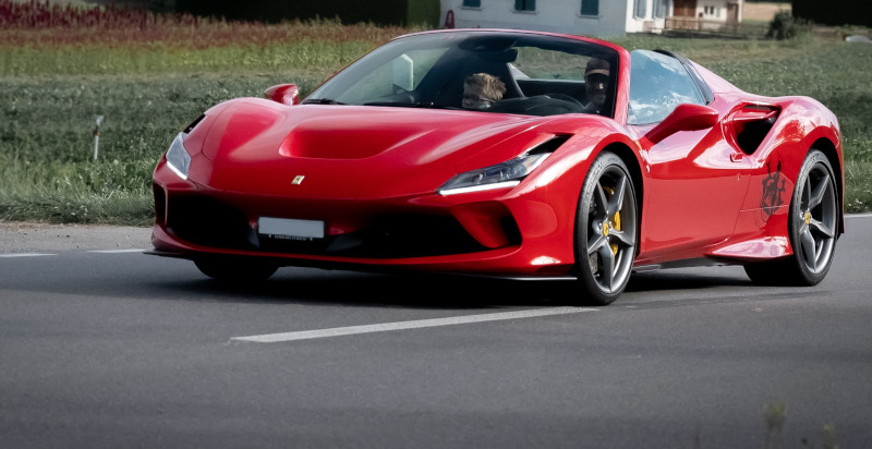 esclusiva esperienza di guida in pista nei pressi di Venezia con la potente Ferrari F8 Tributo