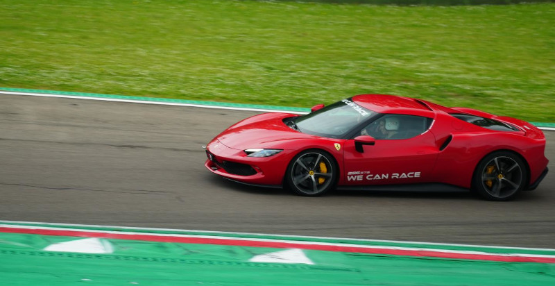 Esperienza guida Ferrari 296 GTB Campania con istruttore
