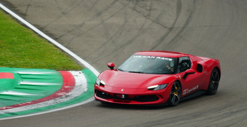 esperienza guida ferrari 296 gtb puglia a Muro Leccese