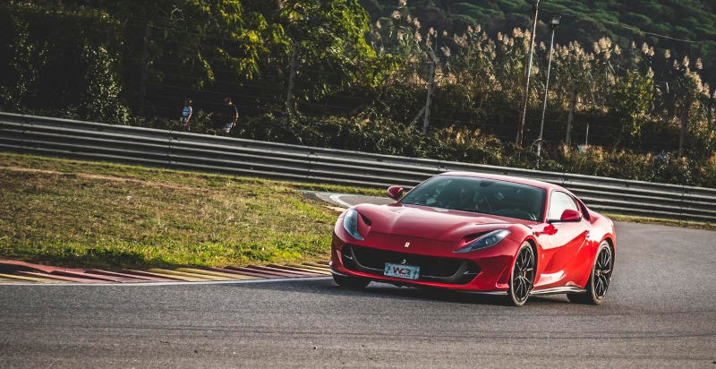 esperienza guida ferrari 812 superfast puglia a Ugento