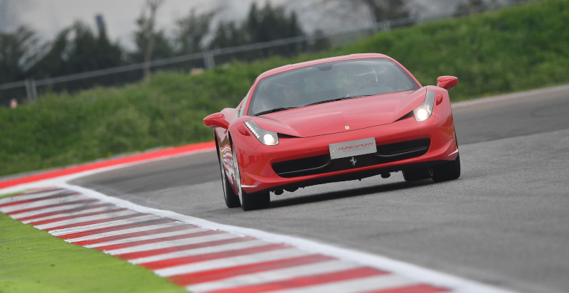 Vivi il brivido di guidare una Ferrari su una delle piste più iconiche del mondo