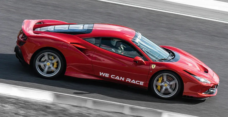 La Ferrari F8 Tributo mentre gira in pista tra i cordoli dell'Autodromo Gianni De Luca