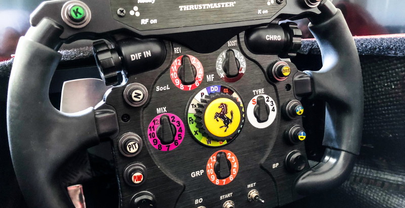 Guida divertente nel simulatore di Formula 1 per bambini