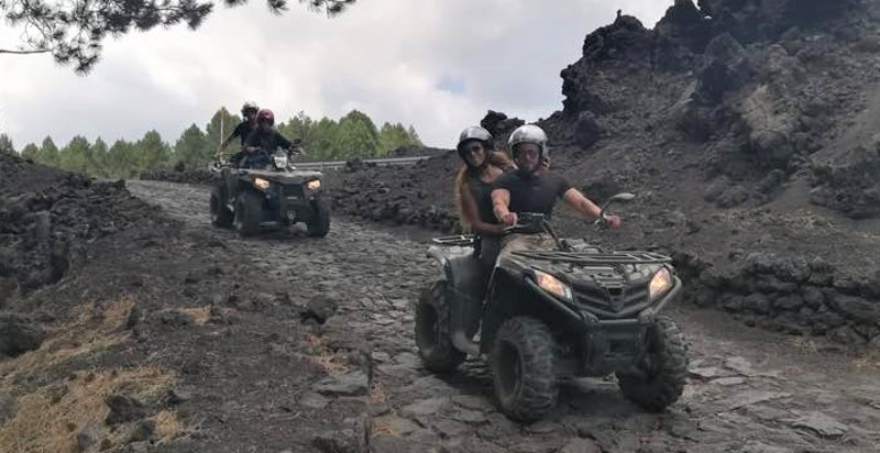 Colate laviche storiche lungo il percorso in quad sull'Etna