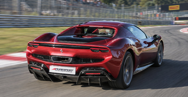 Ferrari 296 GTB sulla pista intitolata a Enzo e Dino Ferrari